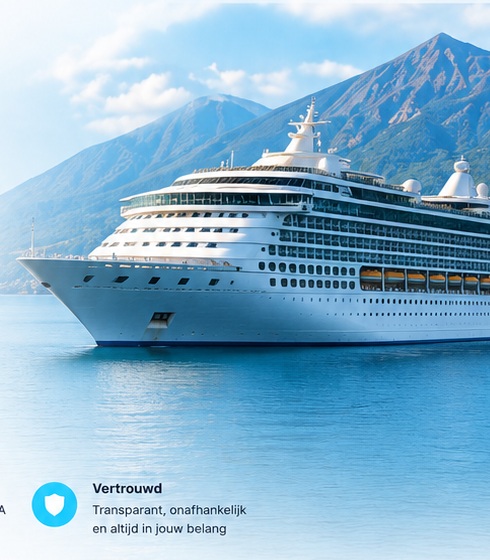 Luxe cruiseschip bij een bergachtige kust
